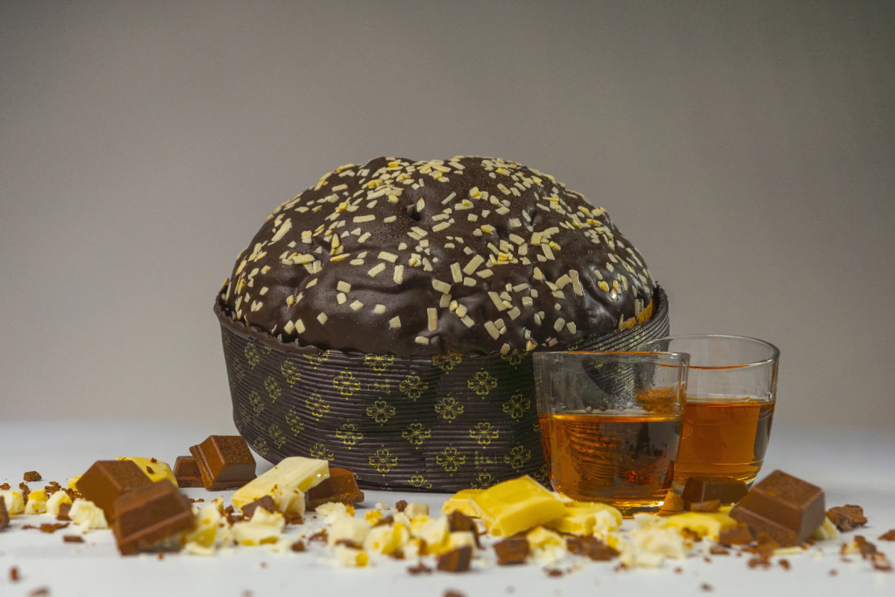 Panettone verpackt mit Trauben und kandierten Früchten