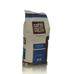 Ein 1kg-Säckchen Caffé Cossu auf einem weißen Hintergrund mit den Logos der Rösterei und der Kaffeemischung